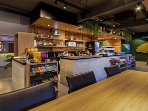 2 restaurants, breakfast served - Mercure Florianópolis (Florianópolis)