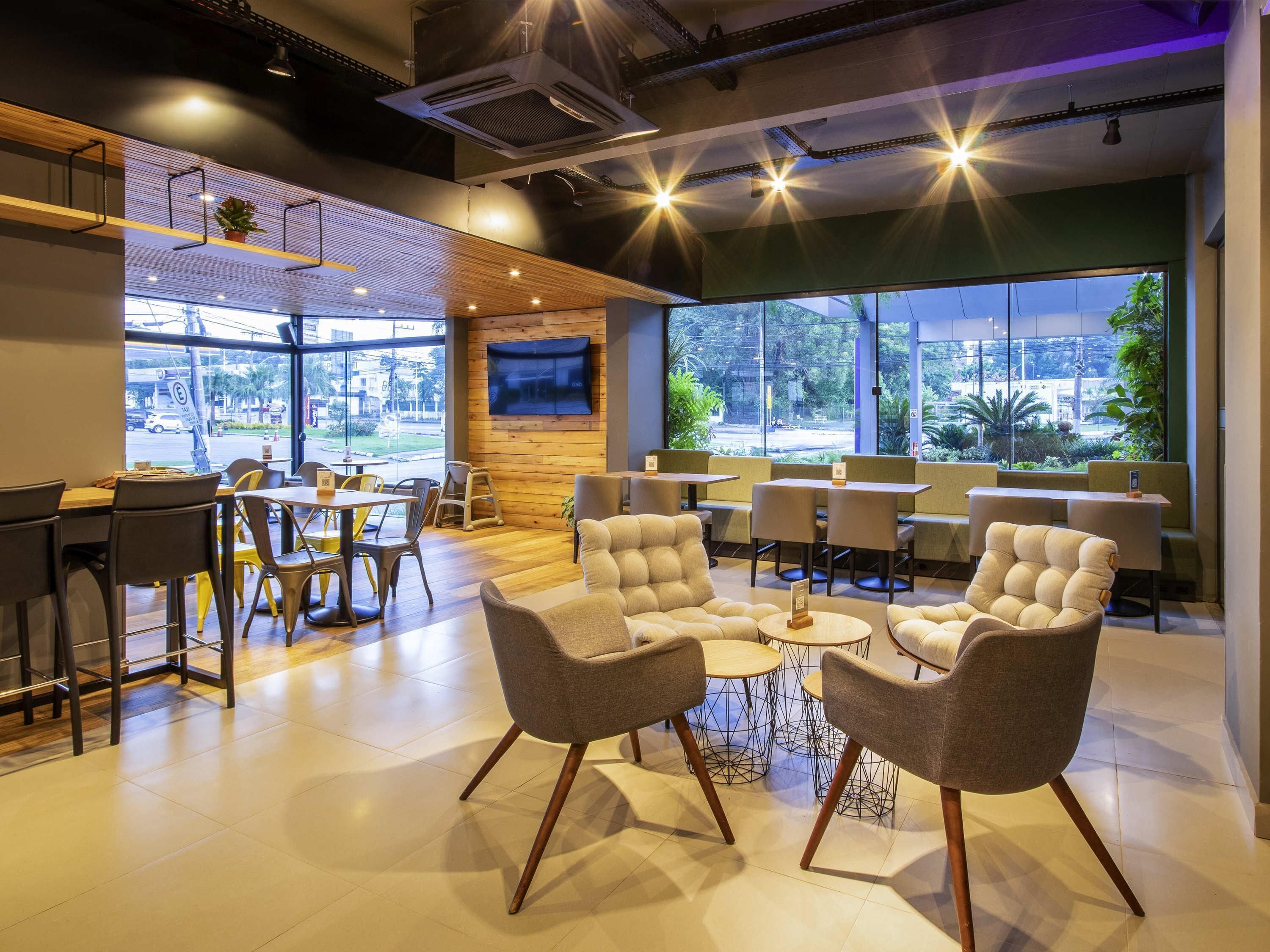 2 restaurantes, é servido café da manhã