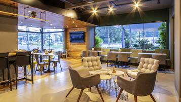 2 restaurantes, é servido café da manhã