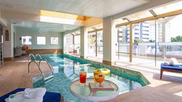 Kolam renang tertutup, kerusi lepak pantai