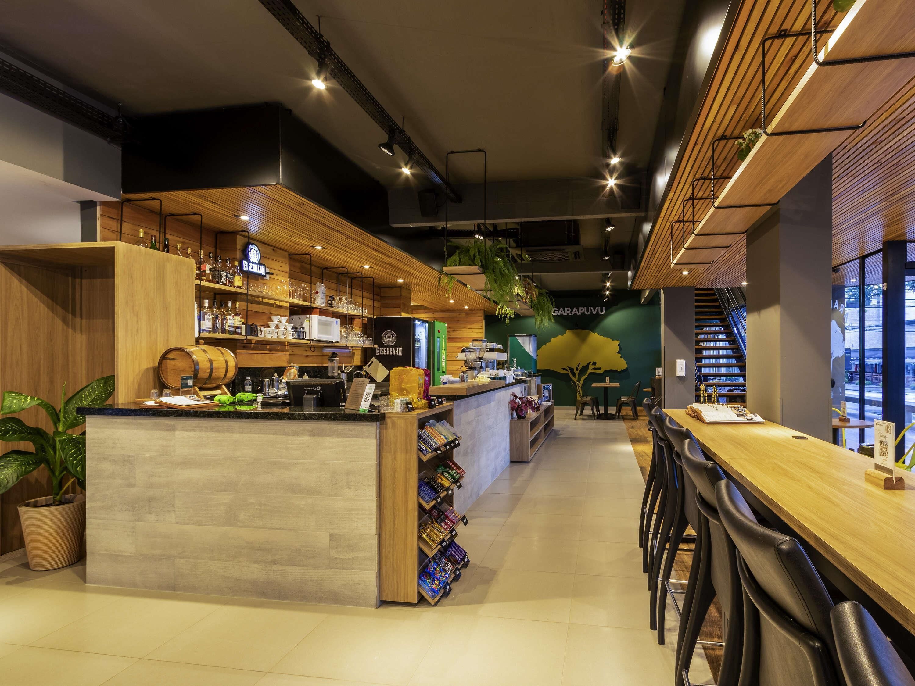 2 restaurants; breakfast served 