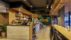 2 restaurants, breakfast served - Mercure Florianópolis (Florianópolis)