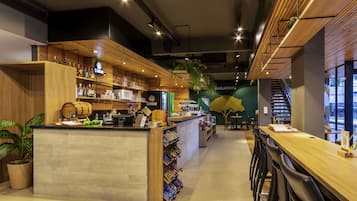 2 restaurants; breakfast served