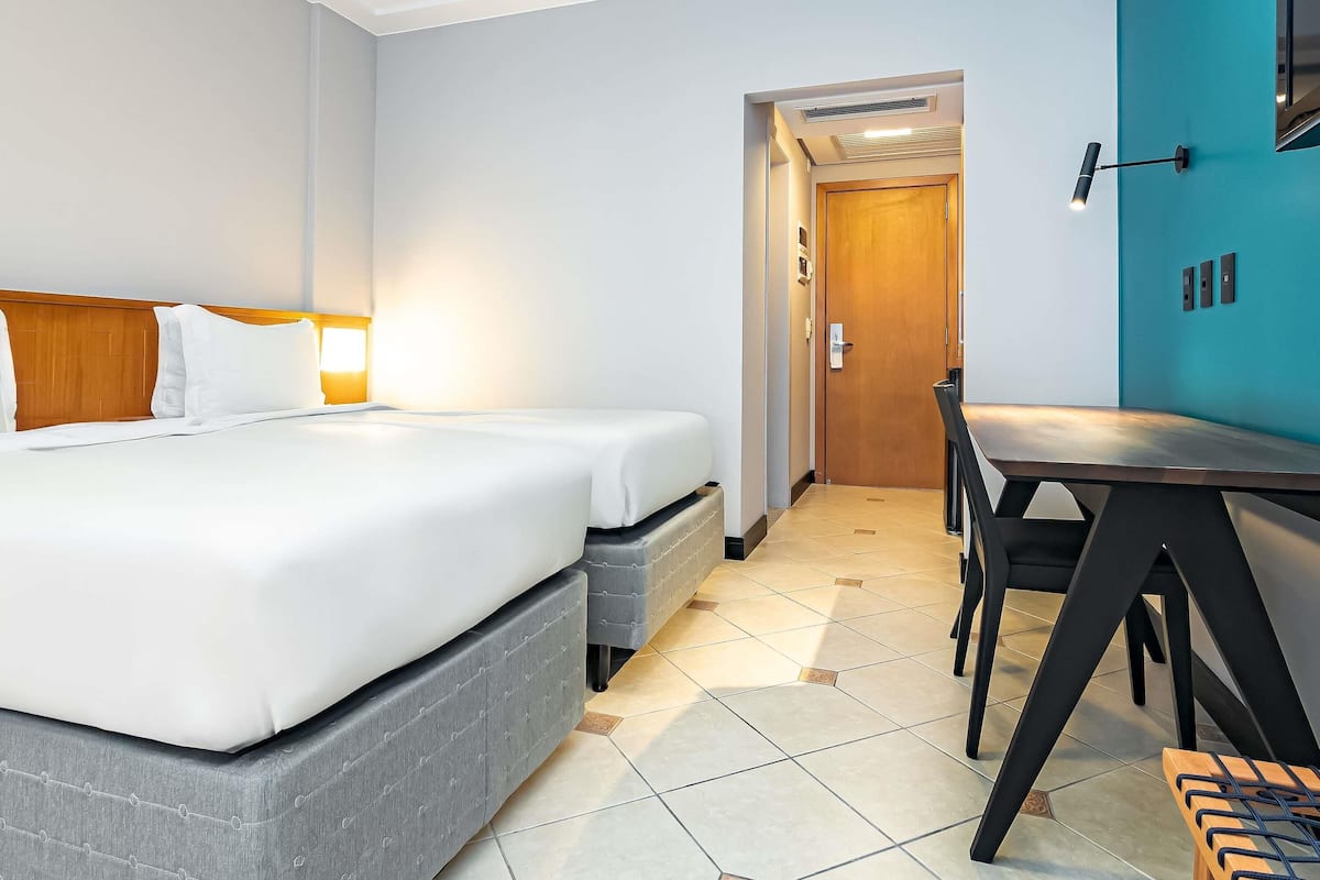 Departamento estándar, 2 camas individuales | Ropa de cama hipoalergénica y minibar