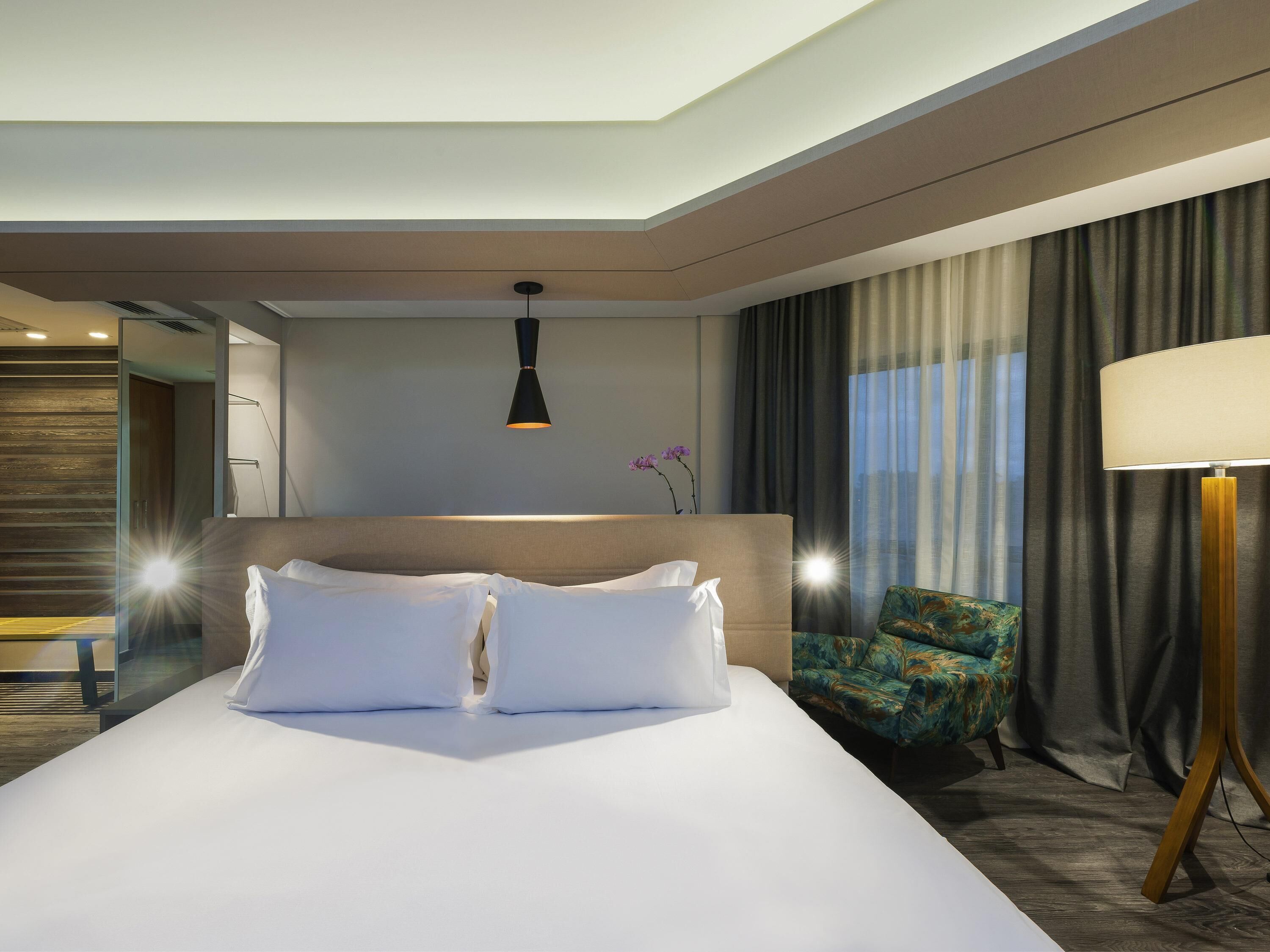 Suite – deluxe, 1 kingsize-seng | Allergitestet sengetøy, minibar, safe på rommet og skrivebord