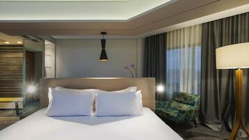 Suite – deluxe, 1 kingsize-seng | Allergitestet sengetøy, minibar, safe på rommet og skrivebord