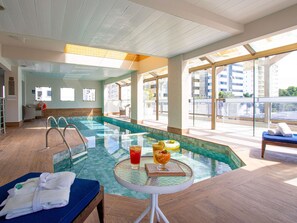 Alberca techada, acceso de 07:00 a 22:00, y camastros