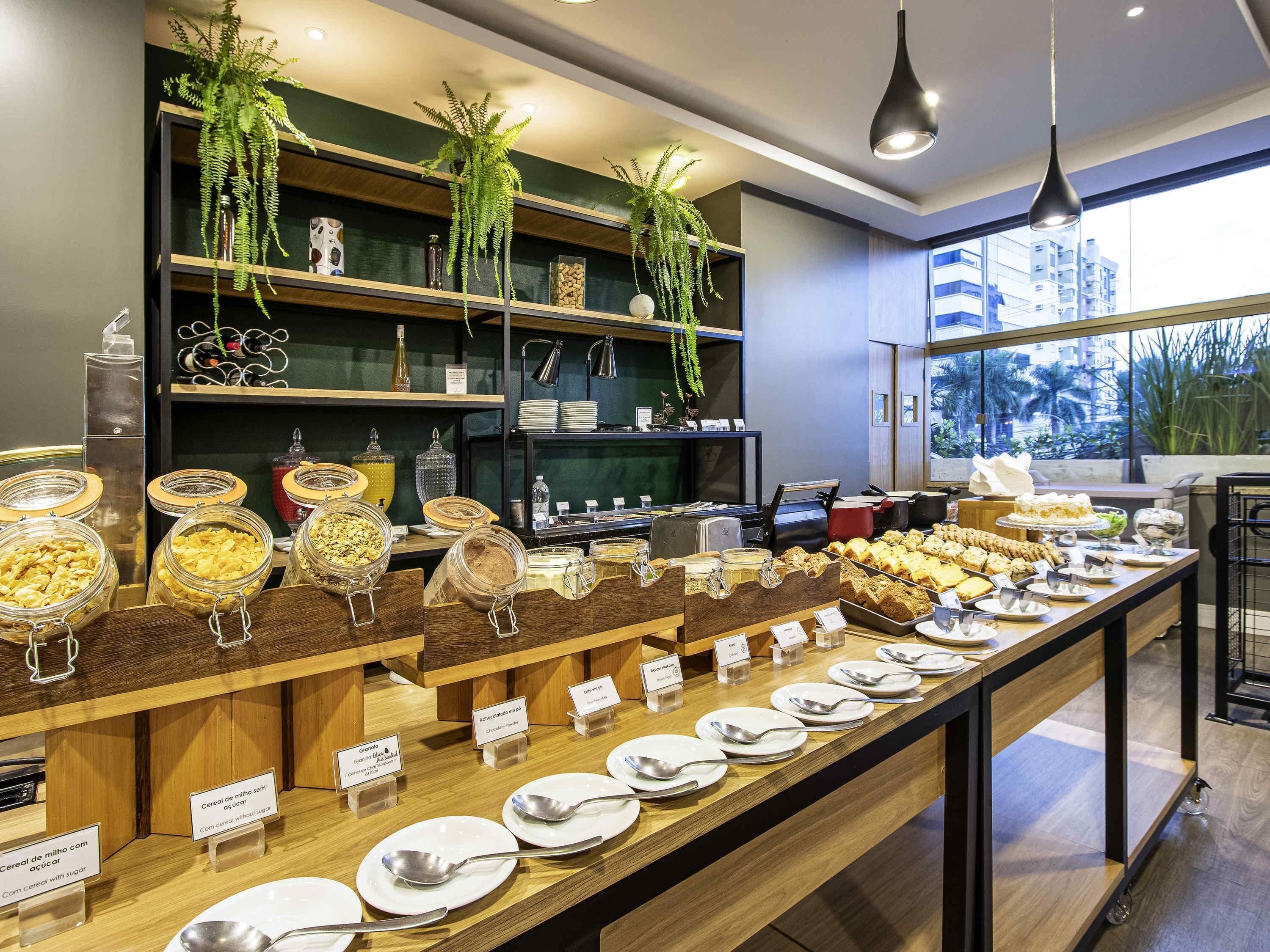 2 restaurantes; se sirven desayunos y cocina internacional 