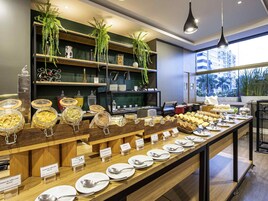 2 restaurantes, café da manhã, culinária internacional