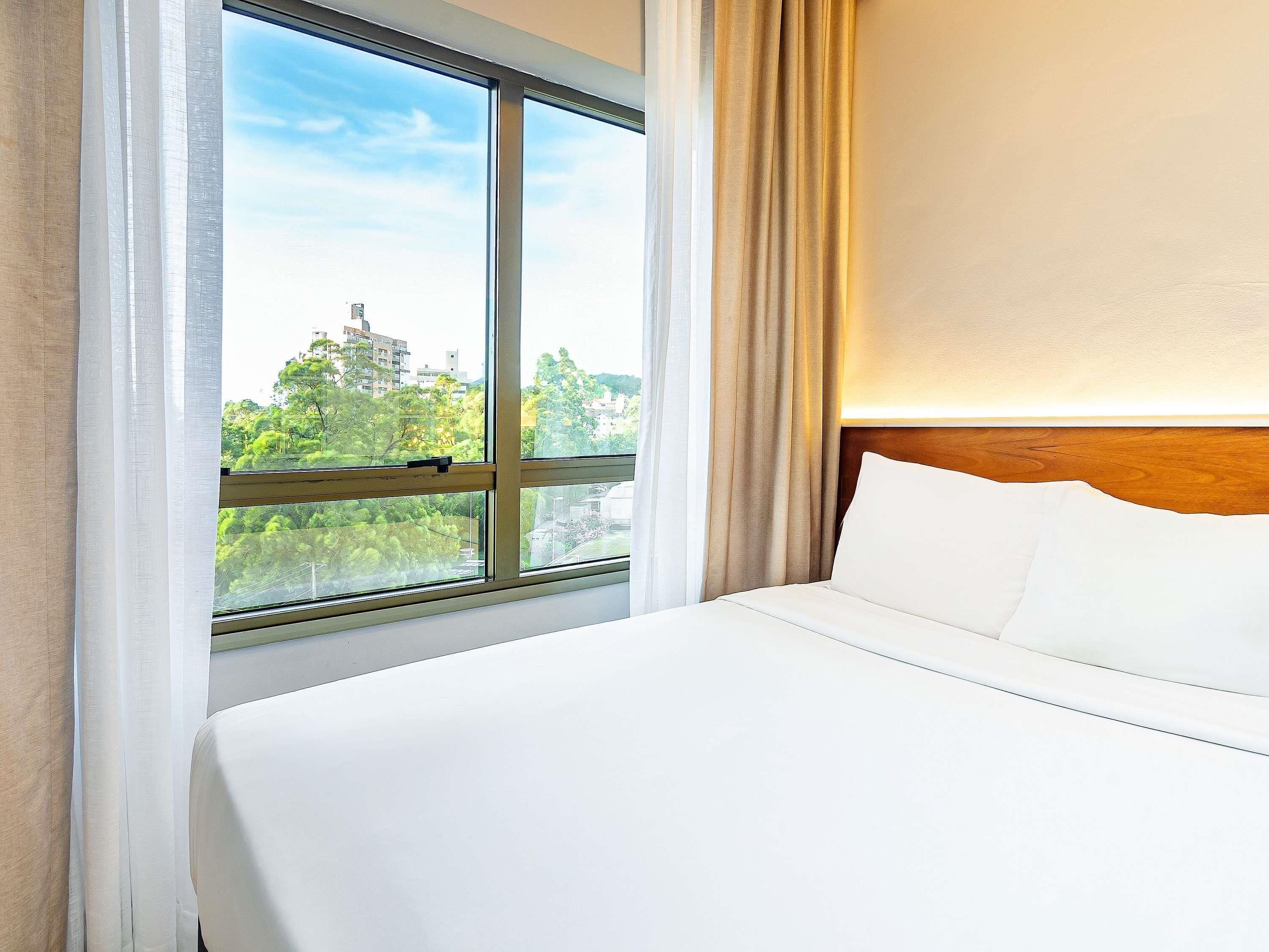 Hypo-allergenic bedding, minibar, in-room safe, desk