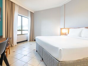 Standard Apartment, 1 Double Bed | Hypo-allergenic bedding, minibar, in-room safe, desk - Mercure Florianópolis (Florianópolis)