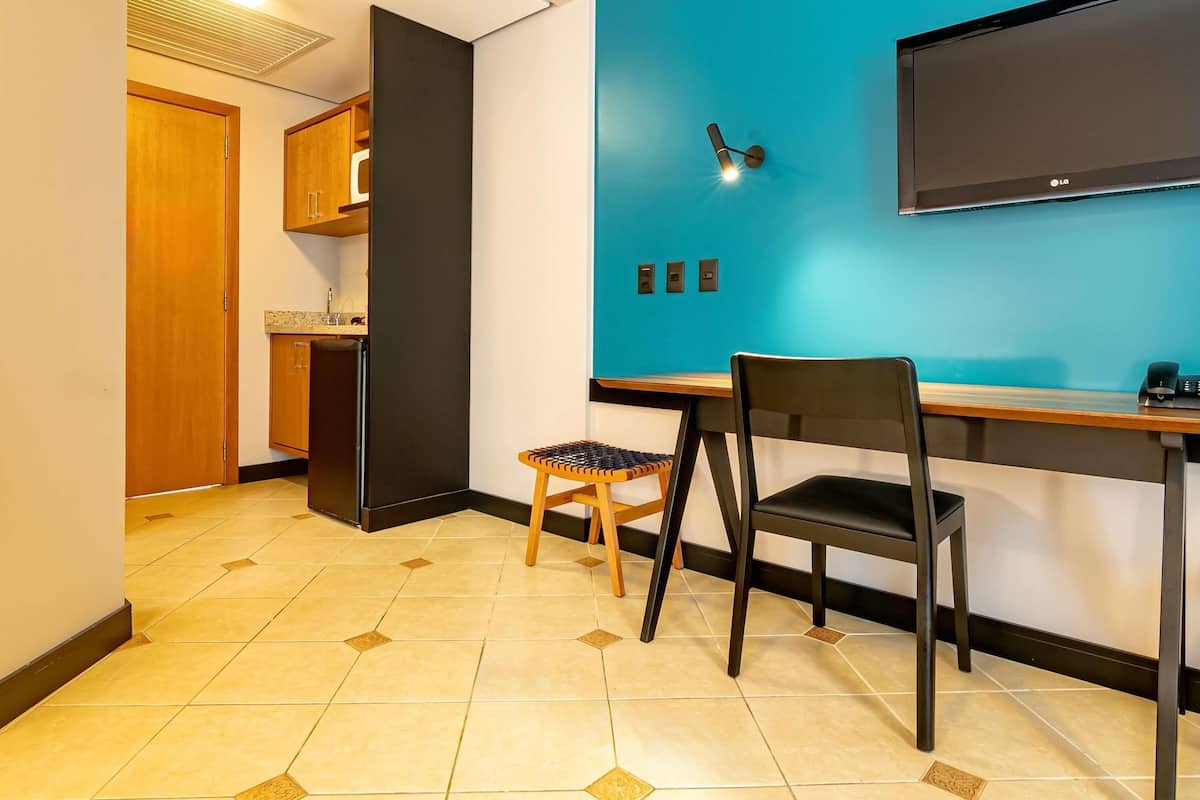 ملاءات للفراش لا تسبب الحساسية وميني بار وخزنة داخل الغرفة ومكتب