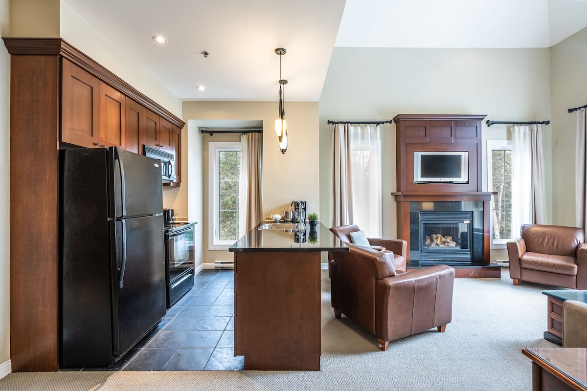 suite, 3 bedrooms, courtyard view | living area | 36-inch flat-screen tv with cable channels, tv, fireplace