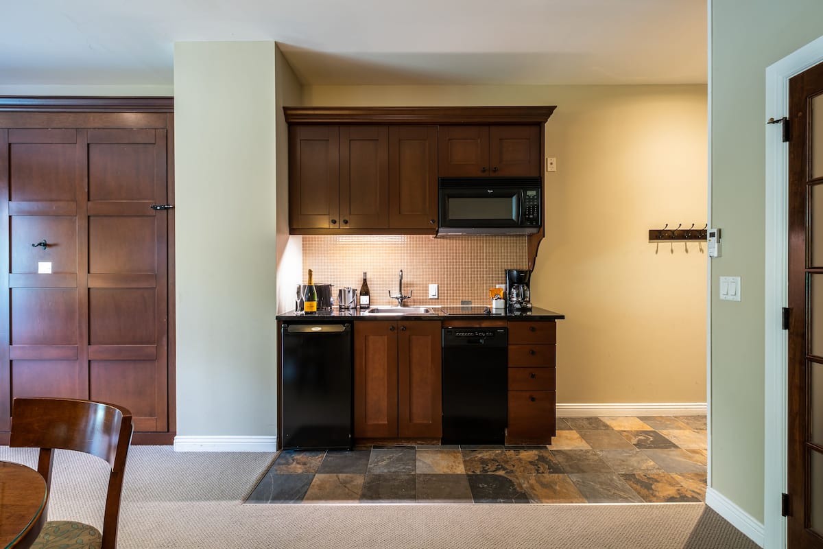 fridge, microwave, stovetop, dishwasher