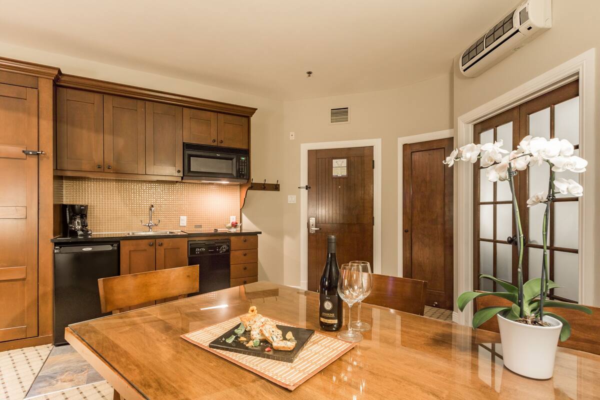 fridge, microwave, stovetop, dishwasher