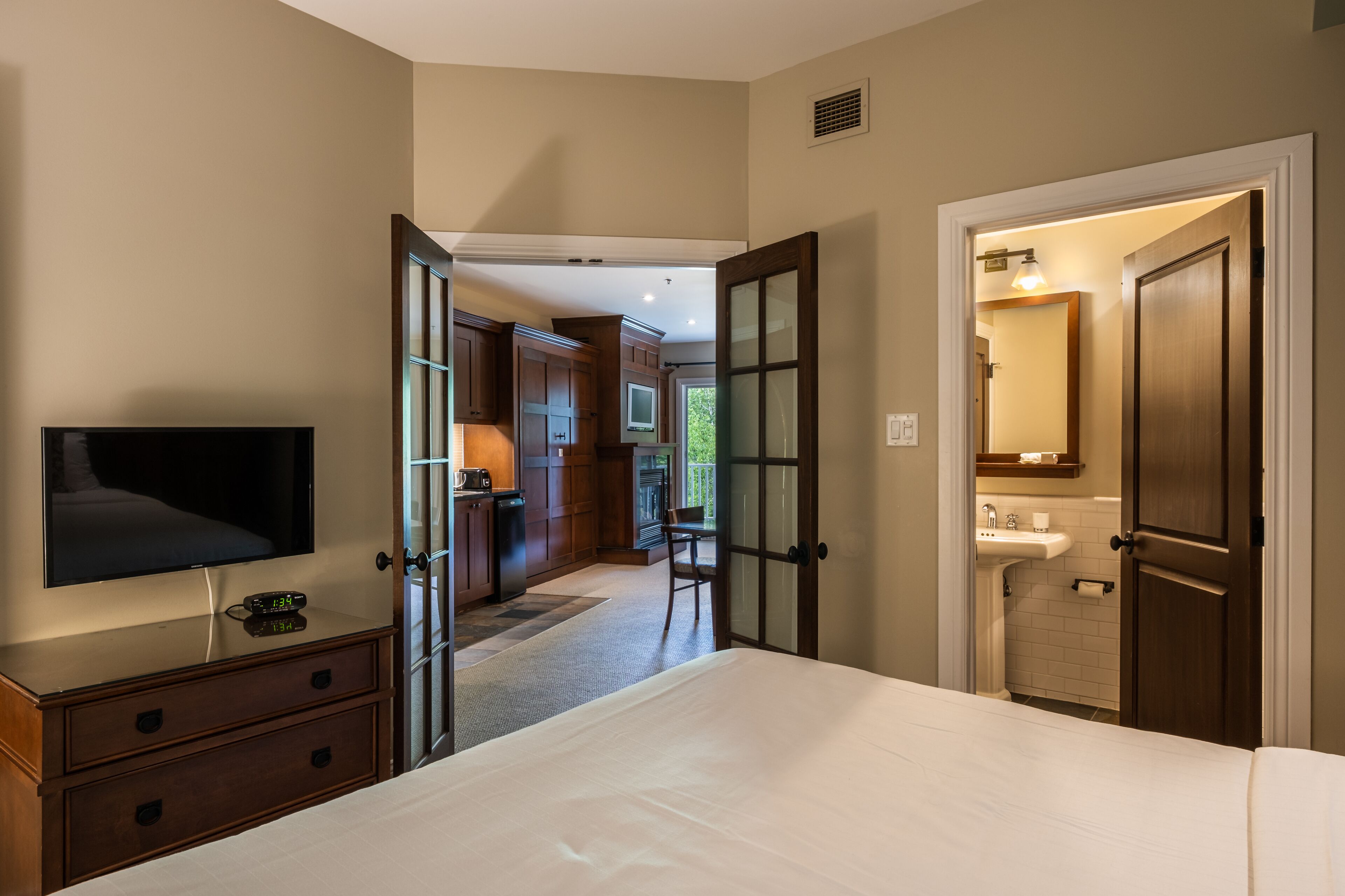 1 bedroom, egyptian cotton sheets, premium bedding, down duvets