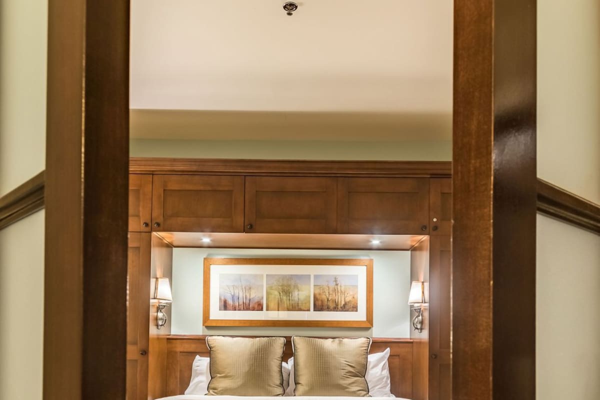 Egyptian cotton sheets, premium bedding, down comforters, pillowtop beds