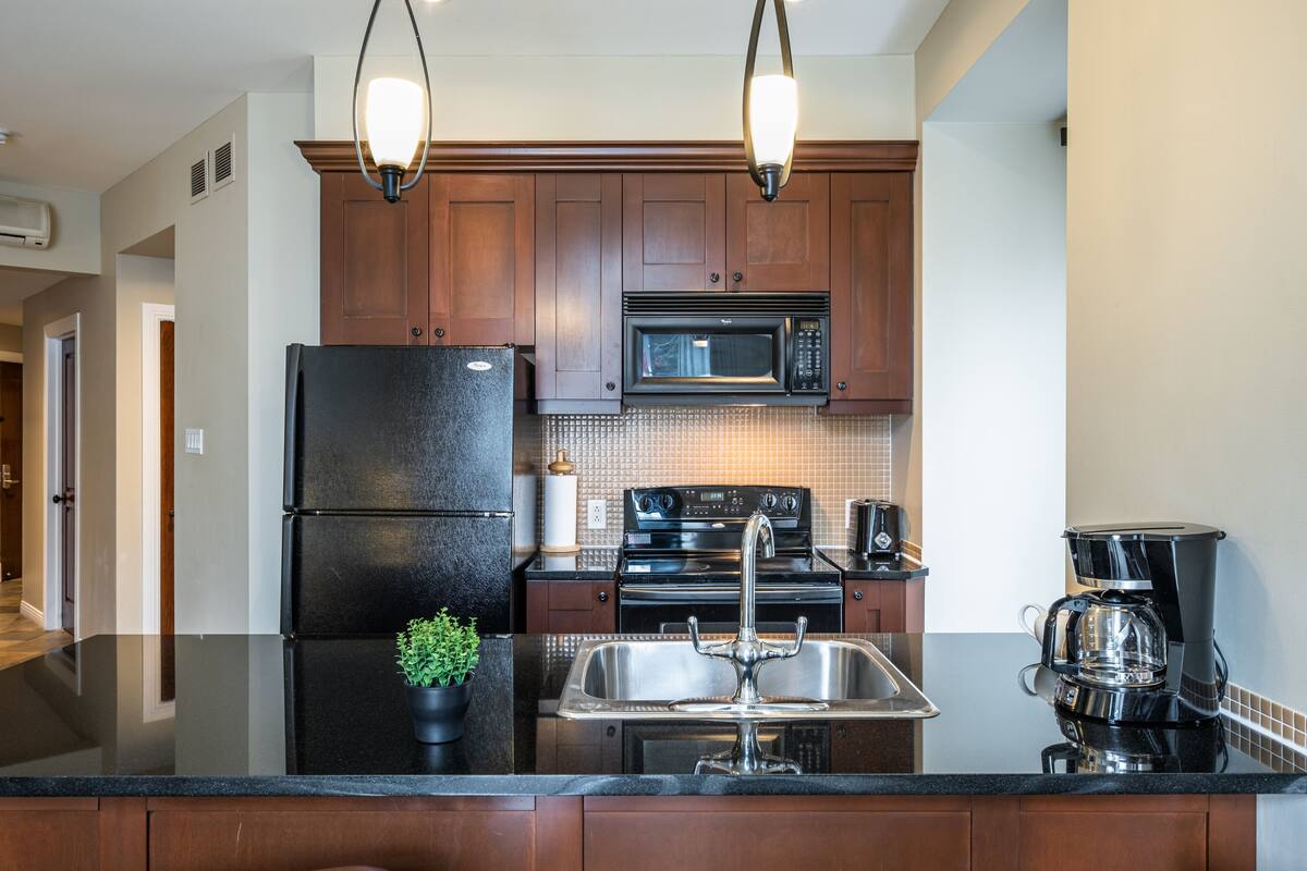 suite, 3 bedrooms, courtyard view | private kitchen | fridge, microwave, stovetop, dishwasher