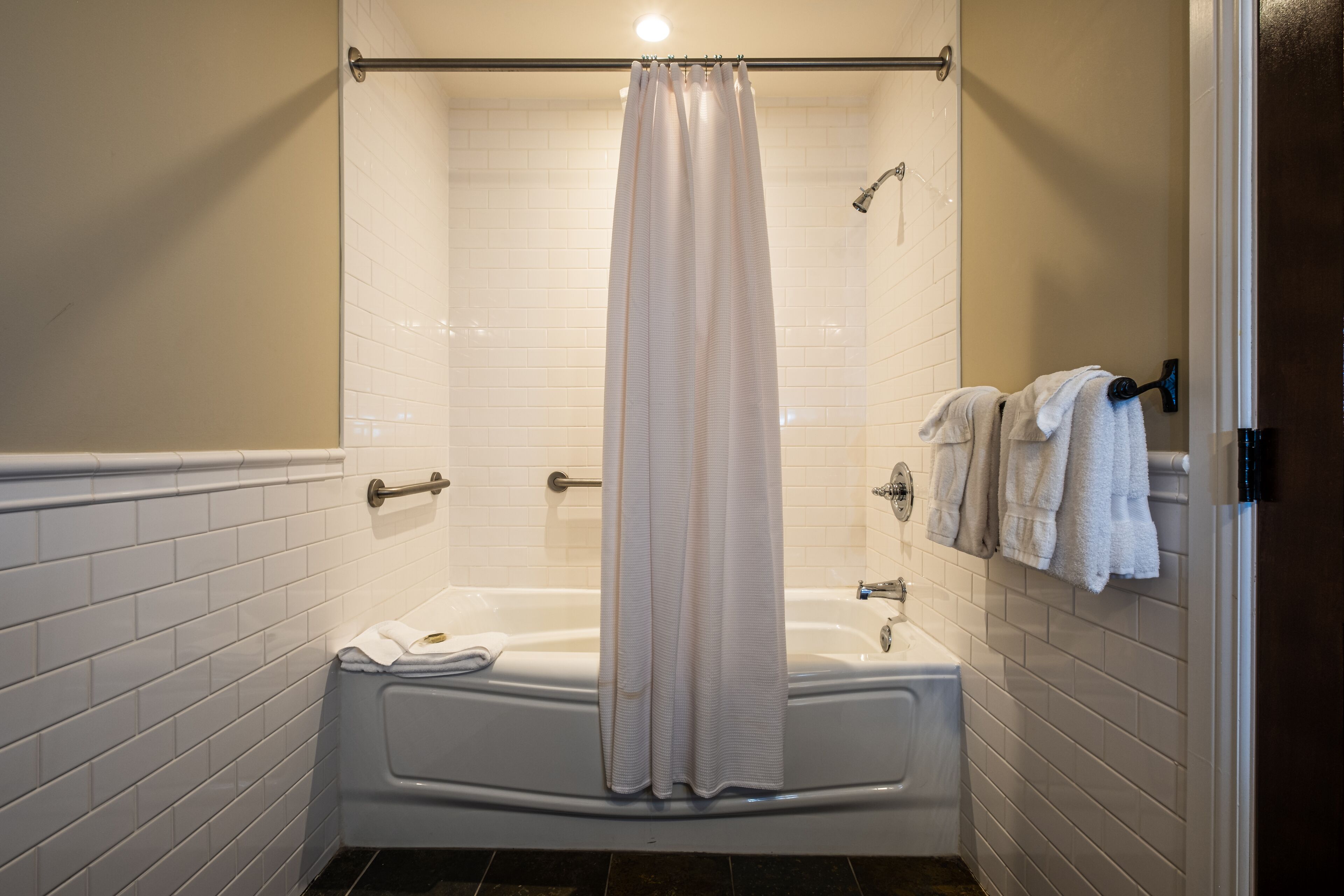 combined shower/bathtub, free toiletries, hair dryer, towels