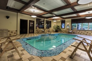 Indoor pool, seasonal outdoor pool - Chateau Beauvallon (Mont-Tremblant)