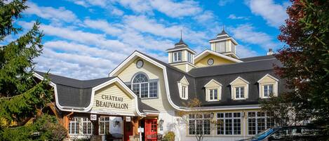 Chateau Beauvallon, un edificio grande con numerosas ventanas y una entrada destacada.