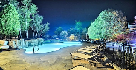 Una piscina al aire libre de temporada
