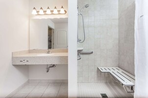 Bañera con ducha, bañera profunda, secador de pelo, toallas