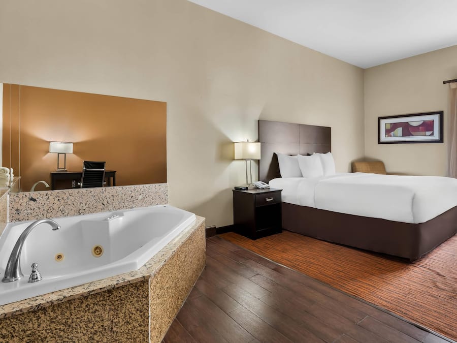 Escrivaninha, cortinas blackout, ferros/tábuas de passar roupa