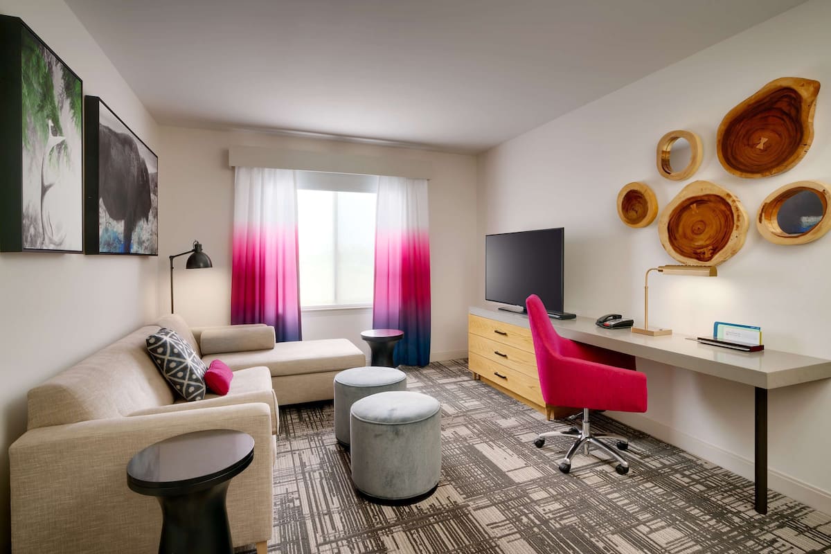 Suite - handicapvenligt | Opholdsområde | 55-tommers smart-tv med kabelkanaler, tv