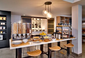 Desayuno completo diario (USD 18.00 por persona)