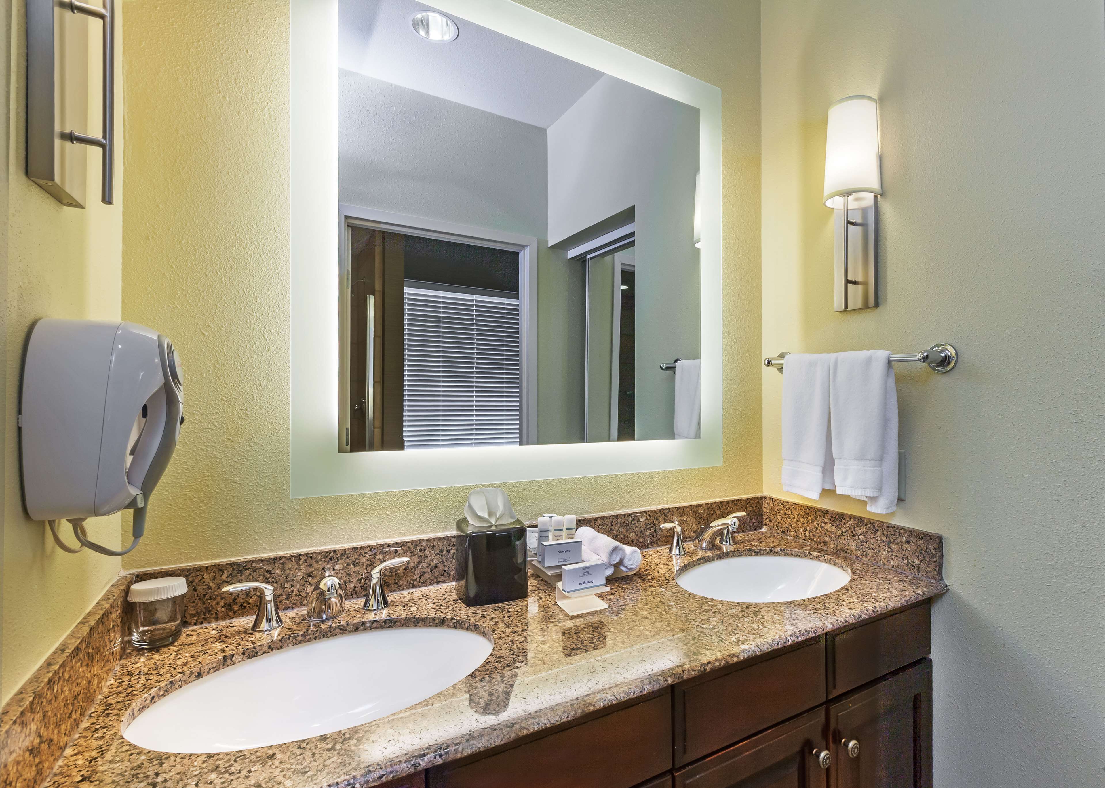 suite, 1 king bed, fireplace | bathroom | free toiletries, hair dryer, towels