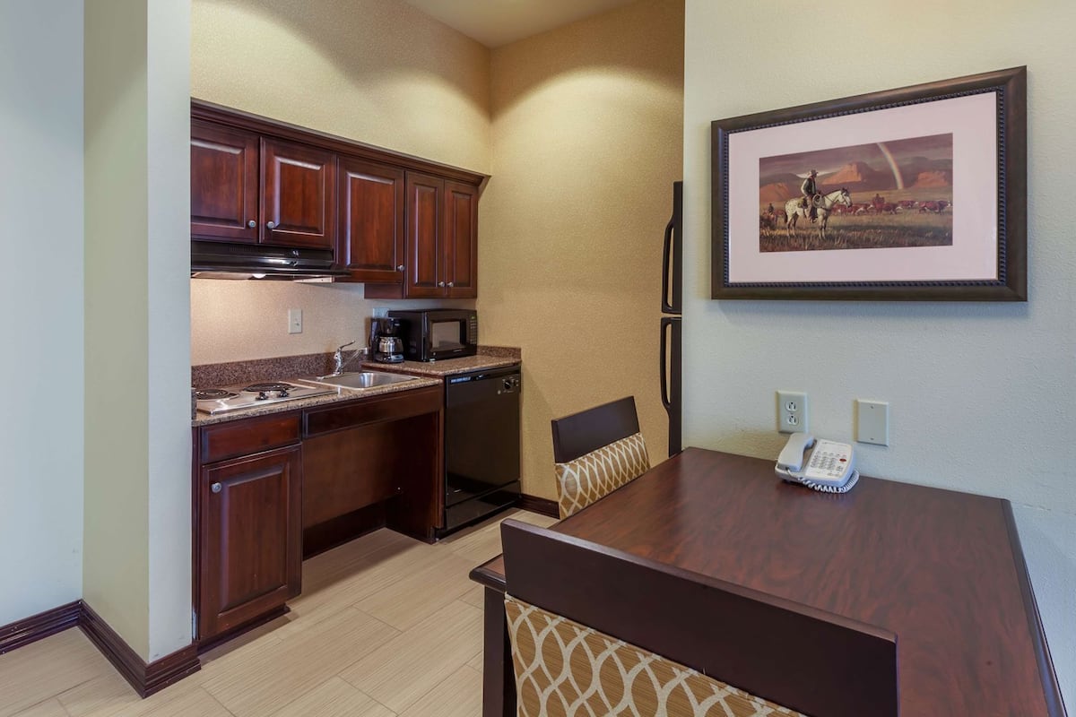 Private kitchen | Full-size fridge, microwave, stovetop, dishwasher