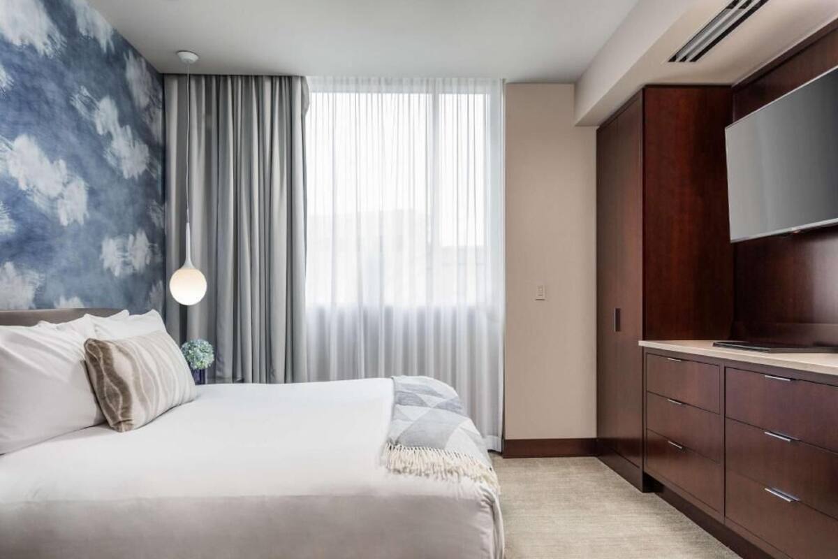 Premium bedding, pillow-top beds, minibar, in-room safe