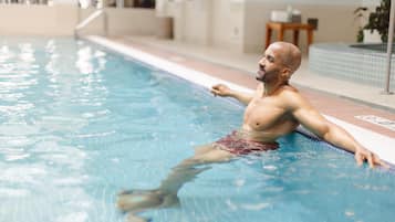 Kolam renang indoor, dengan kursi berjemur