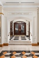 供应早餐、午餐和晚餐