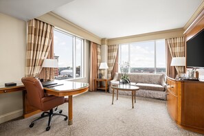 Premium bedding, pillow-top beds, minibar, in-room safe - Conrad Indianapolis (Indianapolis)