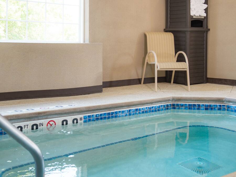 Innendørsbasseng og solsenger