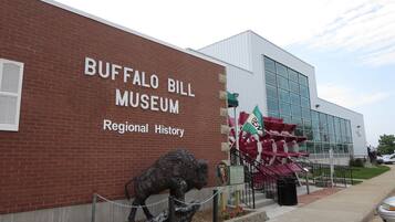 A brick building with a sign reading "BUFFALO BILL MUSEUM Regional History".