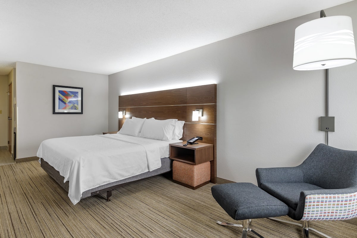 In-room safe, desk, laptop workspace, blackout drapes