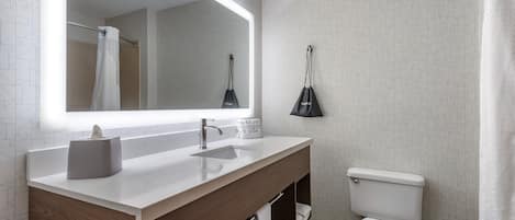 Combined shower/tub, free toiletries, hair dryer, towels