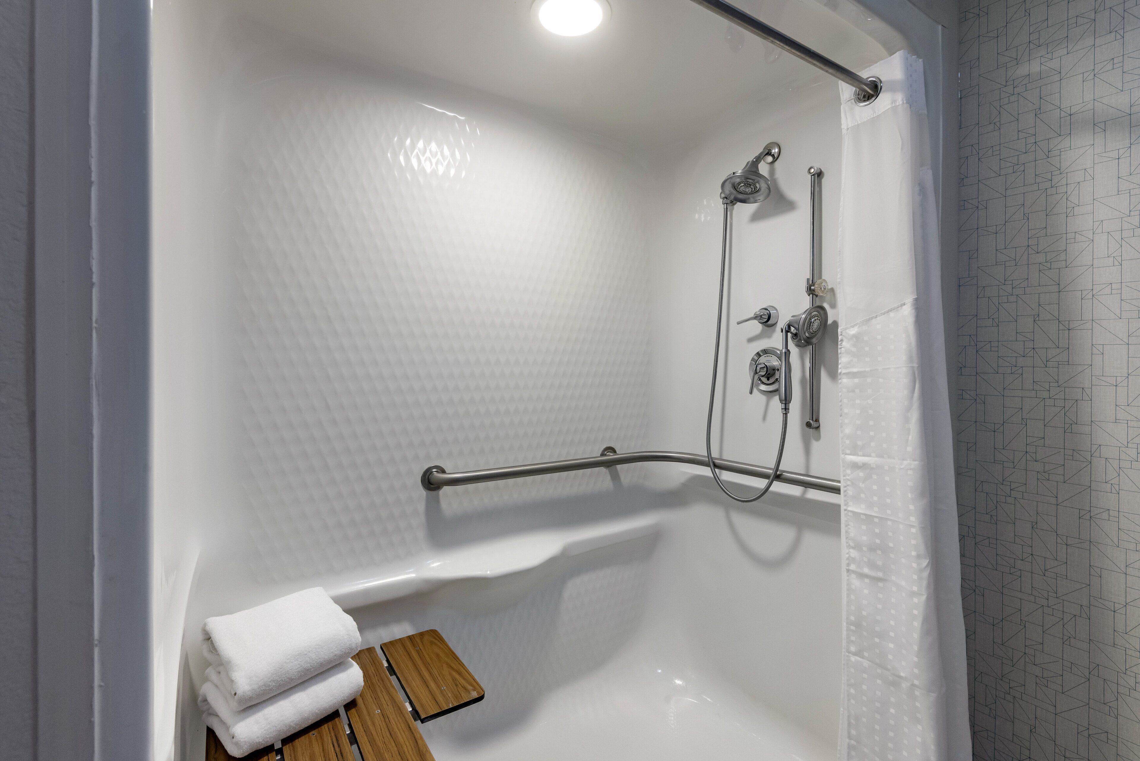 standard room, 1 king bed, roll-in shower (mobility, roll-in shower) | bathroom | combined shower/bathtub, free toiletries, hair dryer, towels