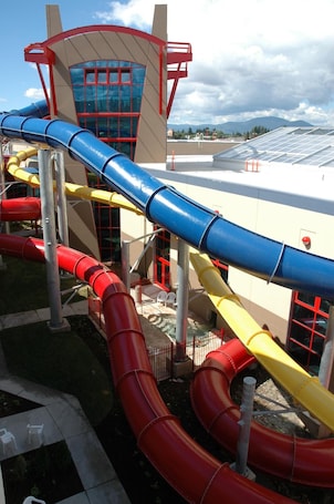 Pool. Triple Play Resort Hotel & Suites