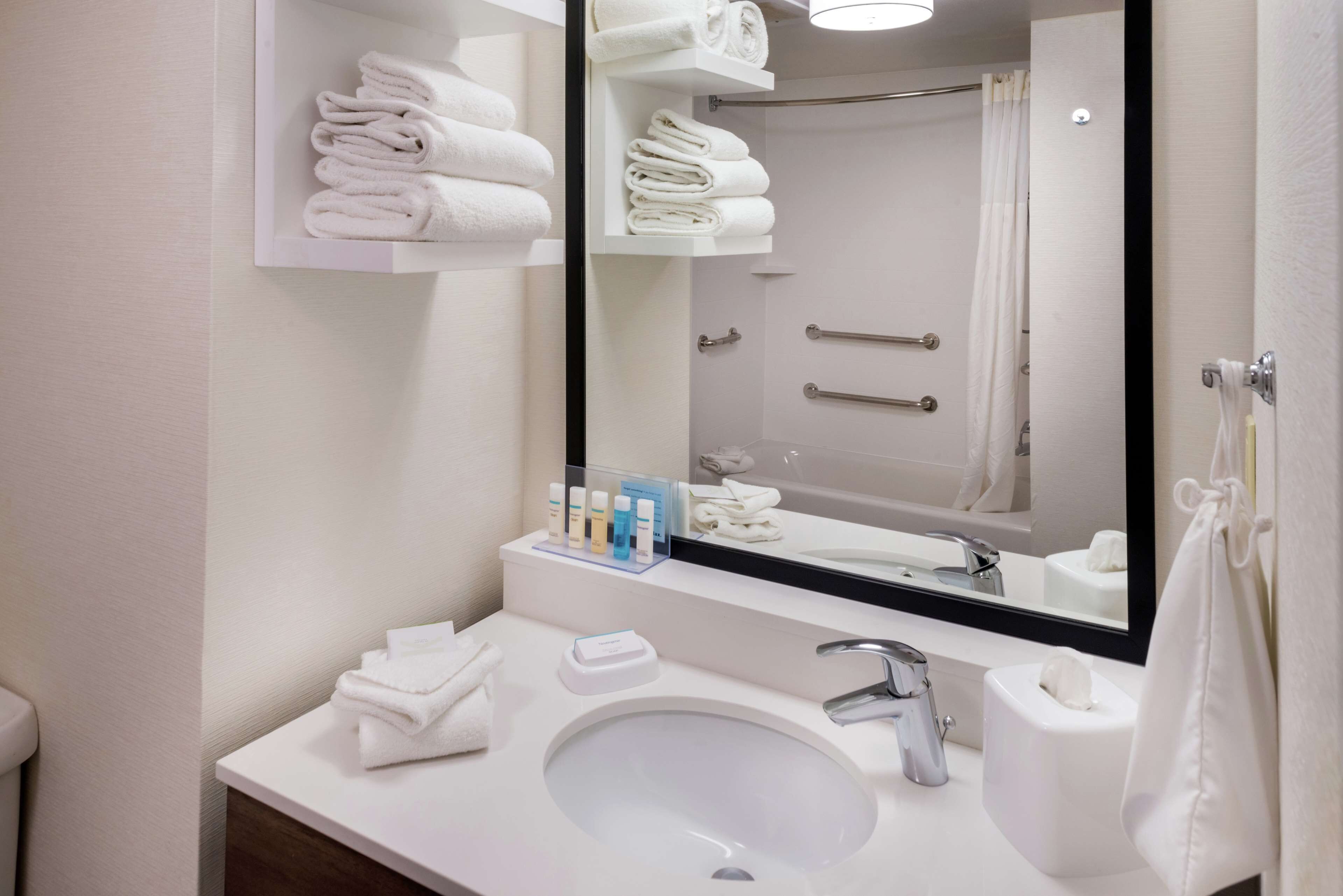 combined shower/bathtub, eco-friendly toiletries, hair dryer, towels