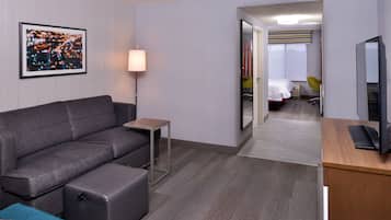 Suite, 1 King-Bett, Nichtraucher | Allergikerbettwaren, Schreibtisch, laptopgeeigneter Arbeitsplatz