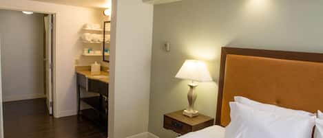 Roupas de cama premium, escrivaninha, espaço de trabalho para notebook