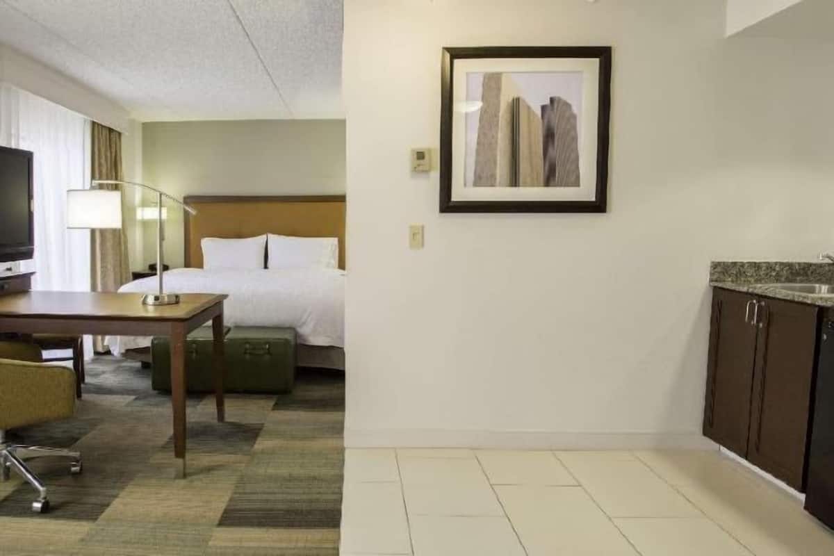 1 bedroom, premium bedding, desk, laptop workspace