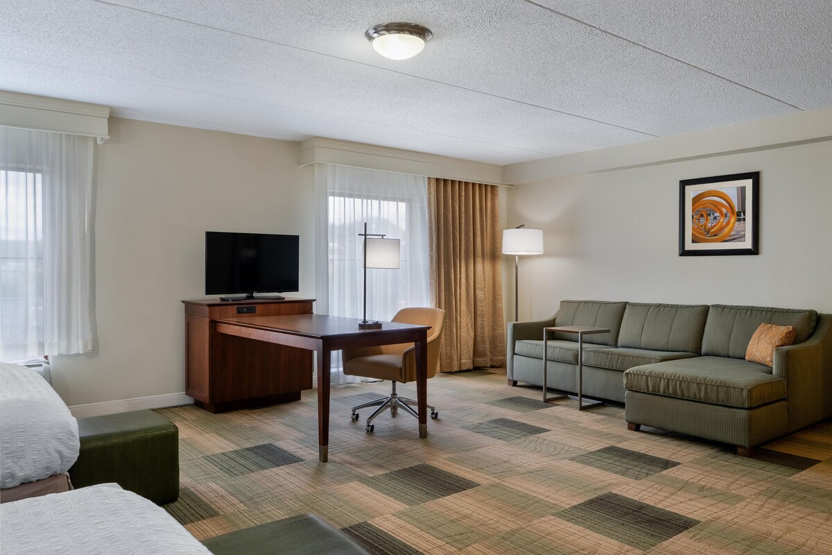 Suite (2 Queen and 1 Sofa Bed) | Literie de qualité, bureau, espace de travail pour ordinateurs portables