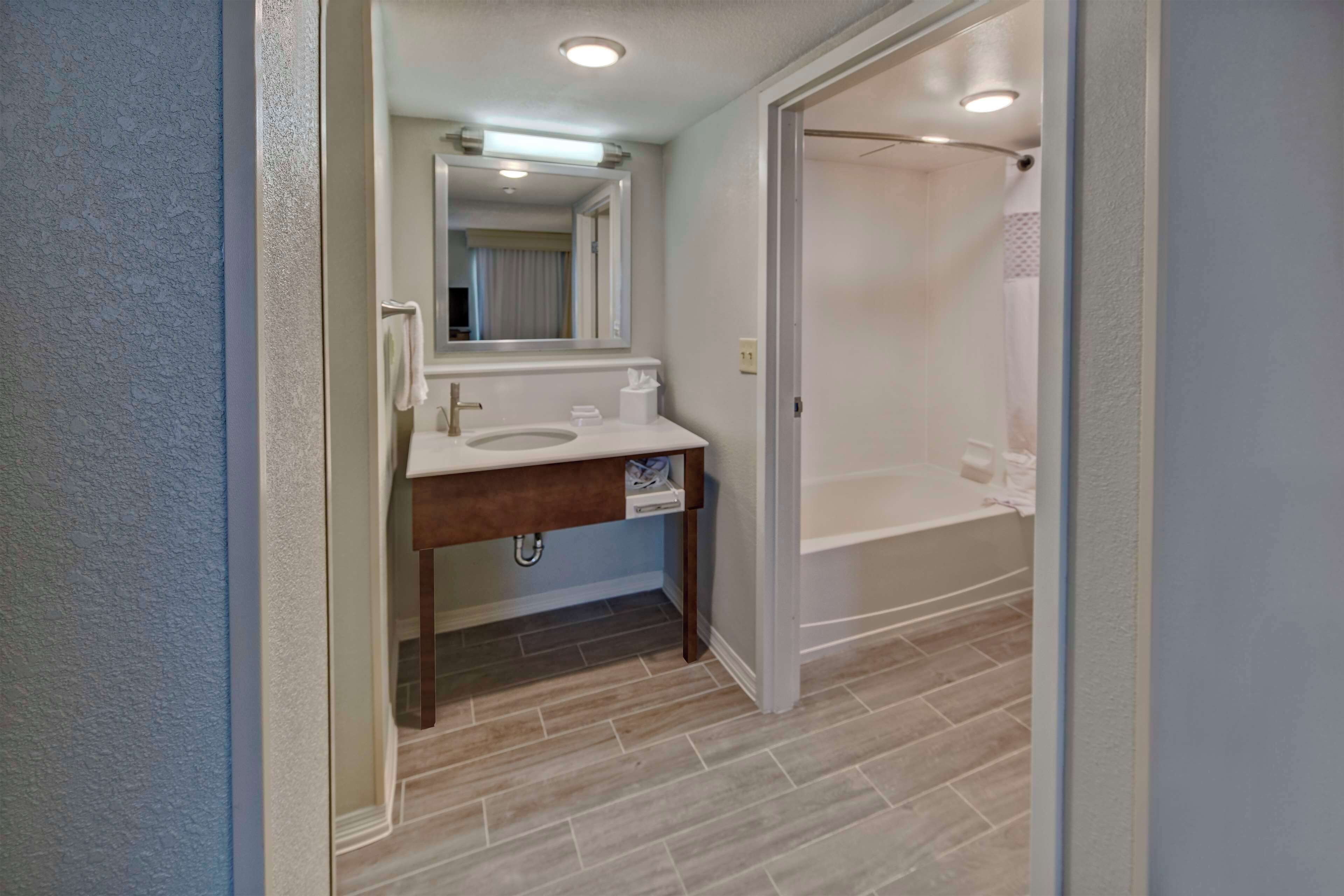 suite, 1 queen bed, non smoking | bathroom | free toiletries, hair dryer, towels