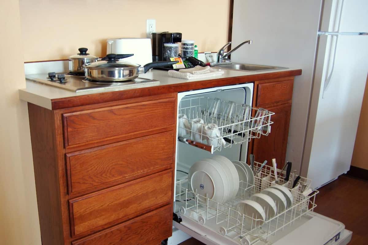 Réfrigérateur, four à micro-ondes, surface de cuisson, lave-vaisselle