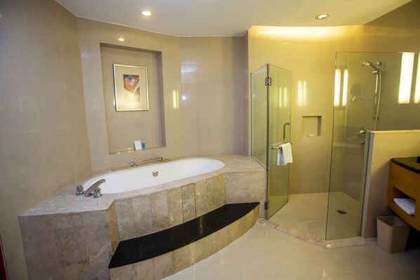 Đồ dùng nhà tắm miễn phí, máy sấy tóc, áo choàng tắm